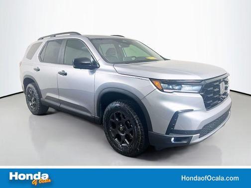 Lunar Silver Metallic 2025 Honda Pilot TrailSport