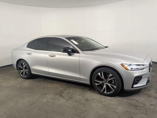 2024 Volvo S60 B5 Plus Dark Theme