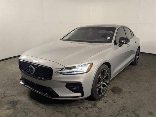 2024 Volvo S60 B5 Plus Dark Theme