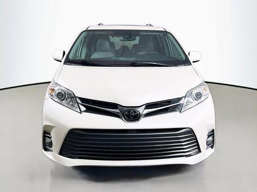 Blizzard Pearl 2019 Toyota Sienna XLE