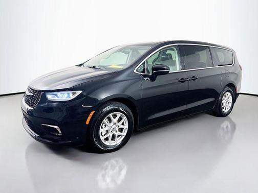 2023 Chrysler Pacifica Touring-L