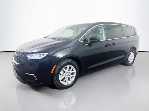 Brilliant Black Crystal Pearlcoat 2023 Chrysler Pacifica Touring-L