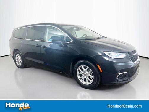 Brilliant Black Crystal Pearlcoat 2023 Chrysler Pacifica Touring-L