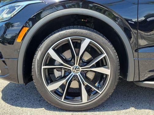 Deep Black Pearl Effect 2024 Volkswagen Tiguan 2.0T SEL R-Line