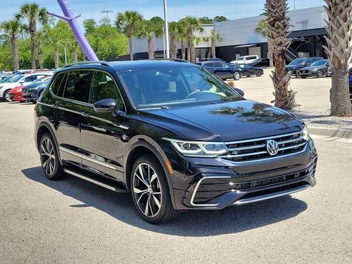 Deep Black Pearl Effect 2024 Volkswagen Tiguan 2.0T SEL R-Line