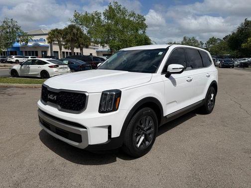Glacial White Pearl 2024 Kia Telluride LX