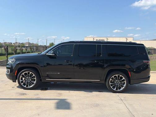 Diamond Black Crystal Pearlcoat 2023 Jeep Wagoneer L Series III 4x4