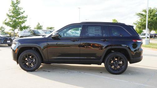 Diamond Black Crystal Pearlcoat 2026 Jeep Grand Cherokee Altitude