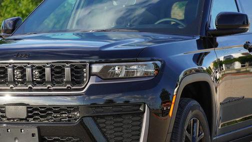 Diamond Black Crystal Pearlcoat 2026 Jeep Grand Cherokee Altitude