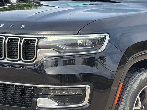 Diamond Black Crystal Pearlcoat 2023 Jeep Wagoneer Series III 4x2