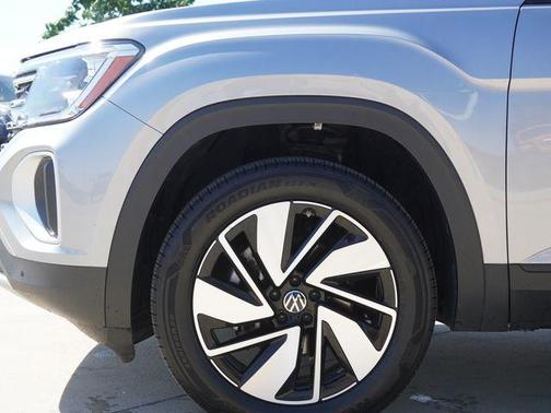 silver mist metallic 2026 Volkswagen Atlas 2.0T SE w/Technology