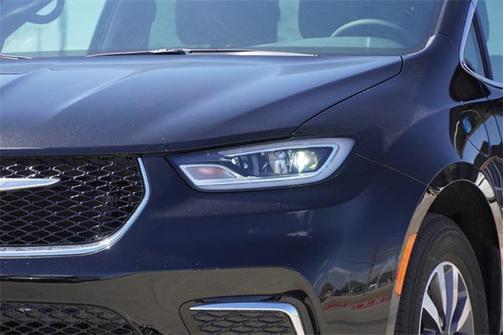 2025 Chrysler Pacifica Hybrid Select