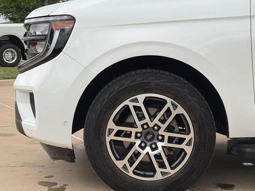 Oxford White 2025 Ford Expedition Active