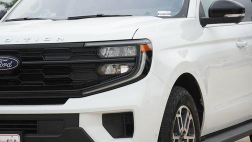 Oxford White 2025 Ford Expedition Active