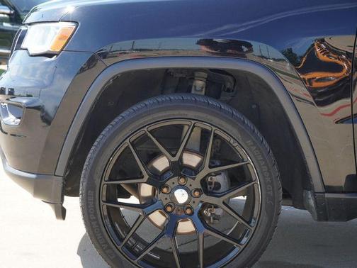 Diamond Black Crystal Pearlcoat 2017 Jeep Grand Cherokee Limited