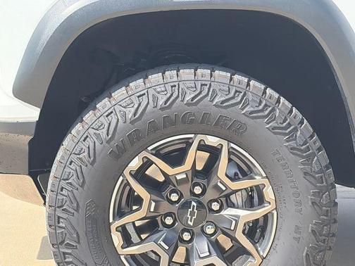 Summit White 2024 Chevrolet Colorado ZR2