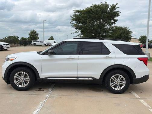 Oxford White 2021 Ford Explorer XLT