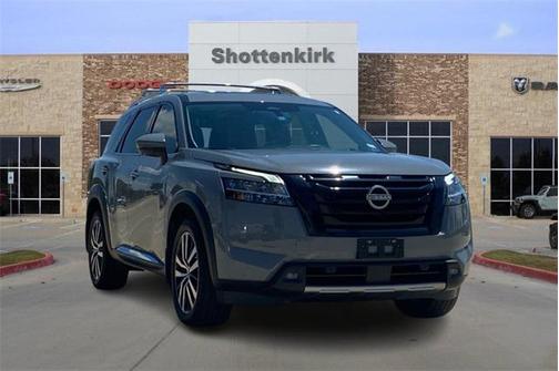 2023 Nissan Pathfinder Platinum FWD
