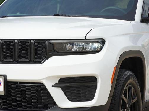 Bright White Clearcoat 2024 Jeep Grand Cherokee Altitude