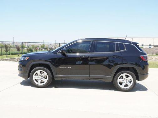 Diamond Black Crystal Pearlcoat 2023 Jeep Compass Latitude