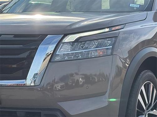 2023 Nissan Pathfinder Platinum FWD