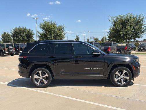 Diamond Black Crystal Pearlcoat 2023 Jeep Grand Cherokee Limited