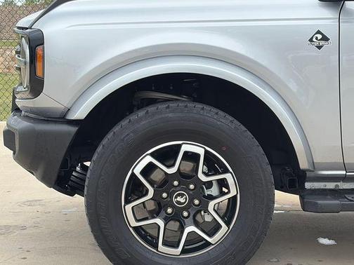 Iconic Silver Metallic 2024 Ford Bronco Outer Banks