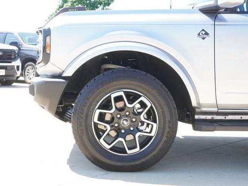 Iconic Silver Metallic 2024 Ford Bronco Outer Banks