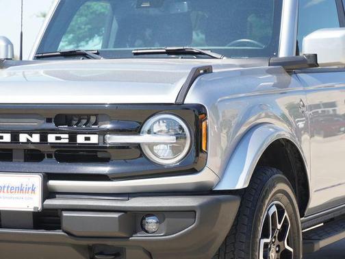Iconic Silver Metallic 2024 Ford Bronco Outer Banks