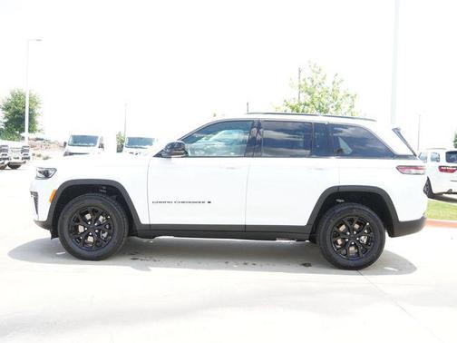 Bright White Clearcoat 2026 Jeep Grand Cherokee Altitude