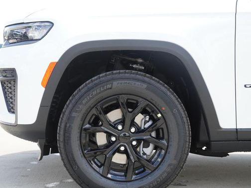 Bright White Clearcoat 2026 Jeep Grand Cherokee Altitude