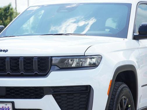 Bright White Clearcoat 2026 Jeep Grand Cherokee Altitude