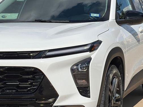 Summit White 2025 Chevrolet Trax FWD ACTIV
