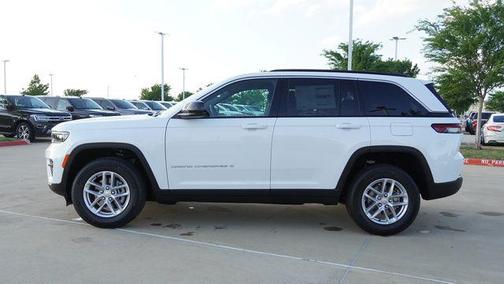 Bright White Clearcoat 2026 Jeep Grand Cherokee Laredo