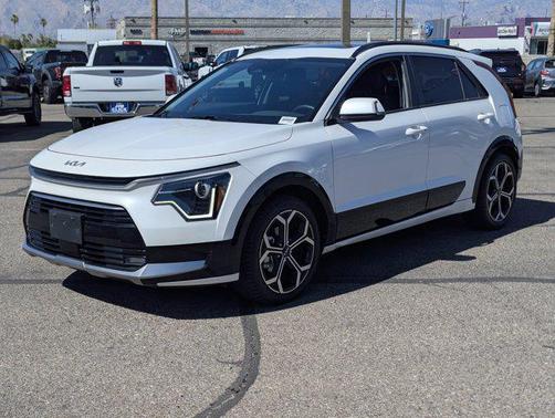 Snow White Pearl 2023 Kia Niro Touring