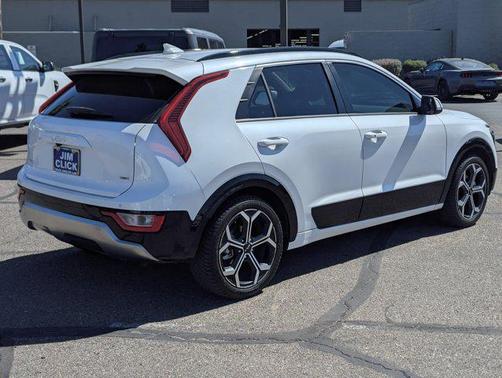 Snow White Pearl 2023 Kia Niro Touring
