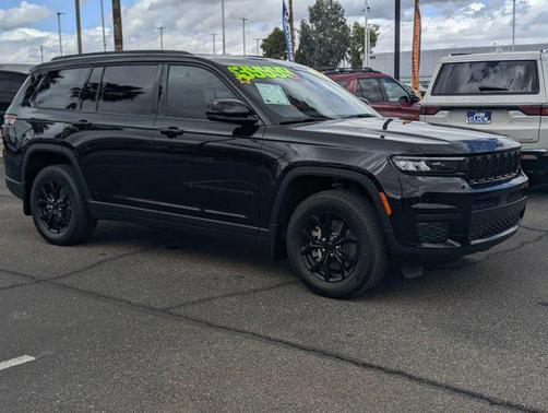 Diamond Black Crystal Pearlcoat 2025 Jeep Grand Cherokee L Altitude