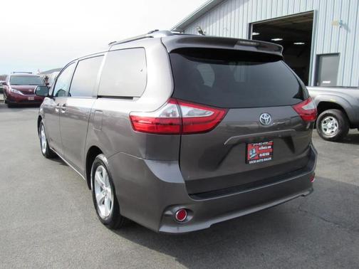 2017 Toyota Sienna LE