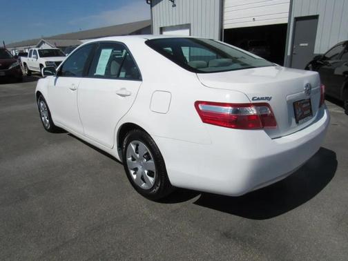 White 2009 Toyota Camry 4dr Sdn I4 Man (Natl)