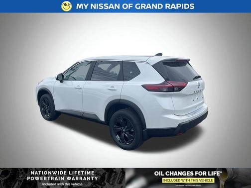 Everest White Pearl Tricoat 2026 Nissan Rogue SV