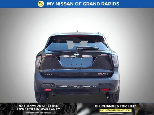 2025 Nissan Kicks SR