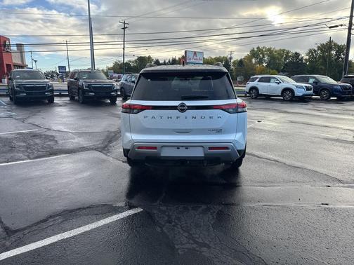 2025 Nissan Pathfinder Platinum 4WD