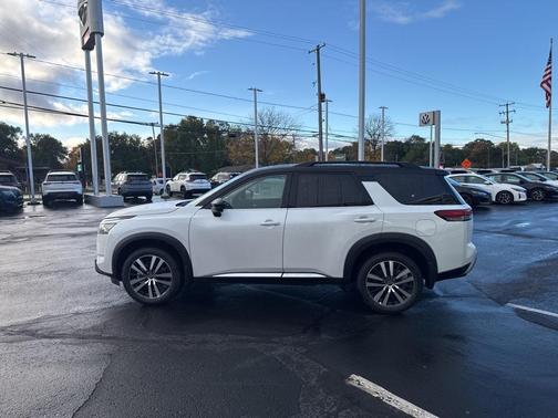 2025 Nissan Pathfinder Platinum 4WD