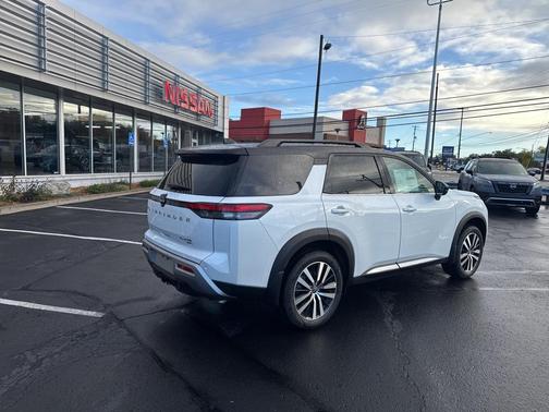 2025 Nissan Pathfinder Platinum 4WD