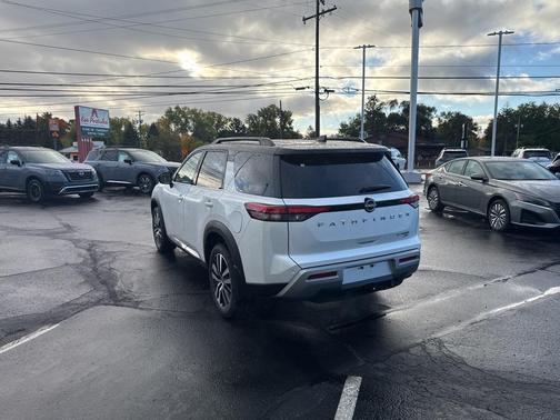 2025 Nissan Pathfinder Platinum 4WD