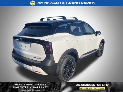 Aspen White/Super Black 2026 Nissan Kicks SR