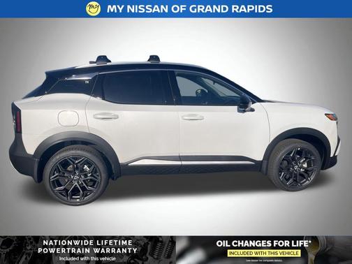 Aspen White/Super Black 2026 Nissan Kicks SR