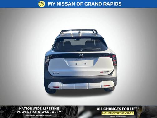 Aspen White/Super Black 2026 Nissan Kicks SR