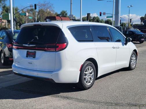 2023 Chrysler Pacifica Touring-L