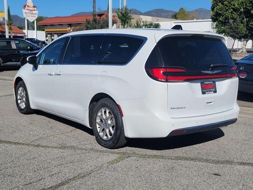 2023 Chrysler Pacifica Touring-L